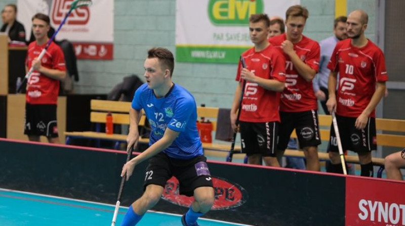 Abu komandu pirmajā savstarpējā cīņā uzvaras vārtus guva Olafs Zvīnis
Foto: Floorball.lv