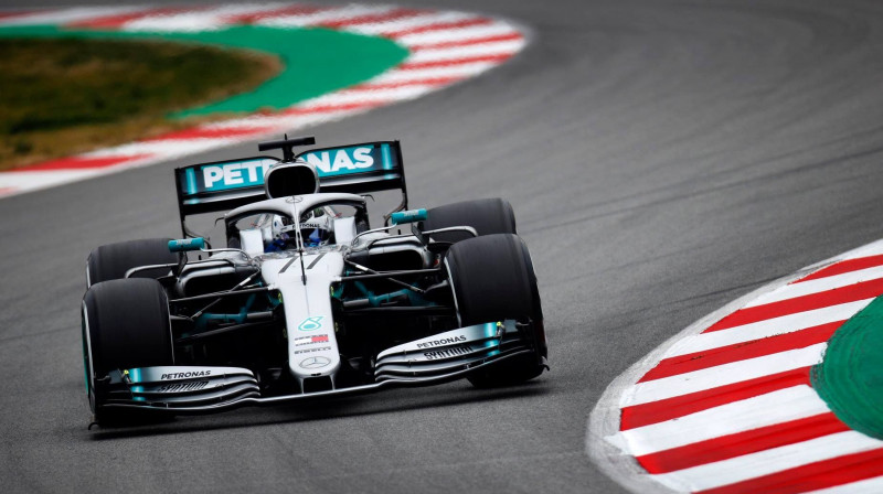 Valteri Botass ar jauno auto. Foto: Mercedes-AMG Petronas Motorsport