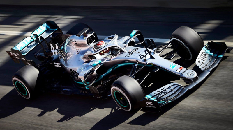 Lūiss Hamiltons ar jauno F1 auto. Foto: Mercedes-AMG Petronas Motorsport