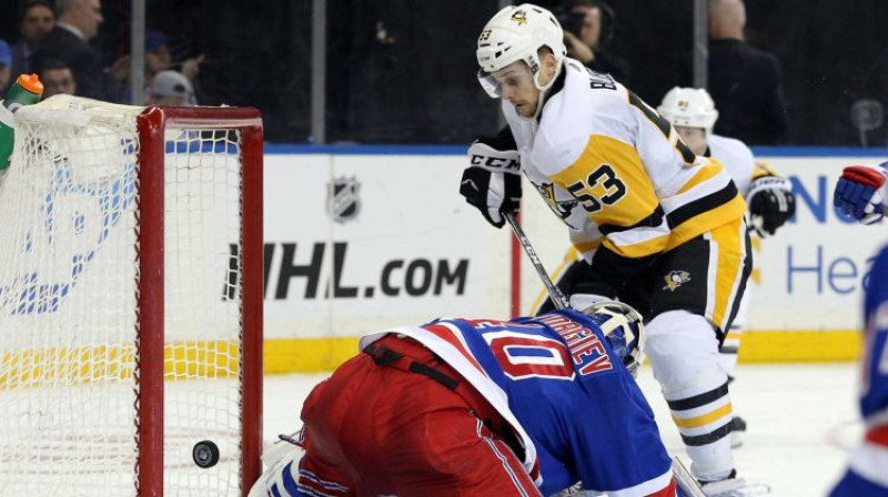 Teodors Bļugers raida ripu "Rangers" vārtos. Foto: USA Today Sports/Scanpix