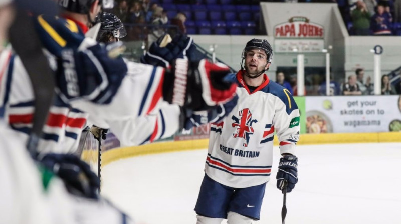 Lielbritānijas hokeja izlases spēlētājs Olivers Betridžs. Foto: Scott Wiggins/icehockeyuk.co.uk