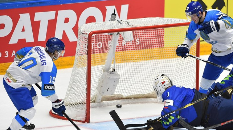 Kazahstānas rezultatīvākais spēlētājs Ņikita Mihailiss bija precīzs arī šodien. Foto: IIHF