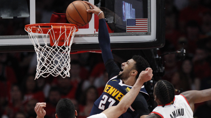 Denveras "Nuggets" basketbolists Džamals Marejs triec bumbu grozā. Foto: EPA/Scanpix