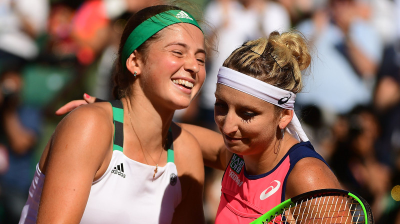 Aļona Ostapenko un Timeja Bačinskī 2017. gada 8. jūnijā "French Open" pusfinālā. Foto: EPA/Scanpix