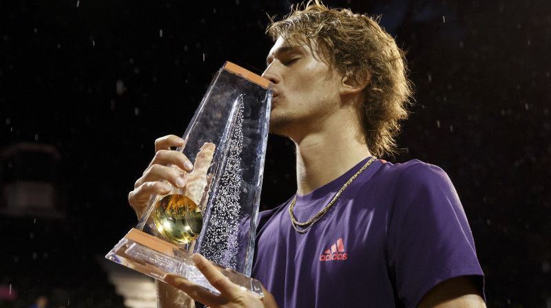 Aleksandrs Zverevs ar Ženēvas turnīra trofeju. Foto: EPA/Scanpix