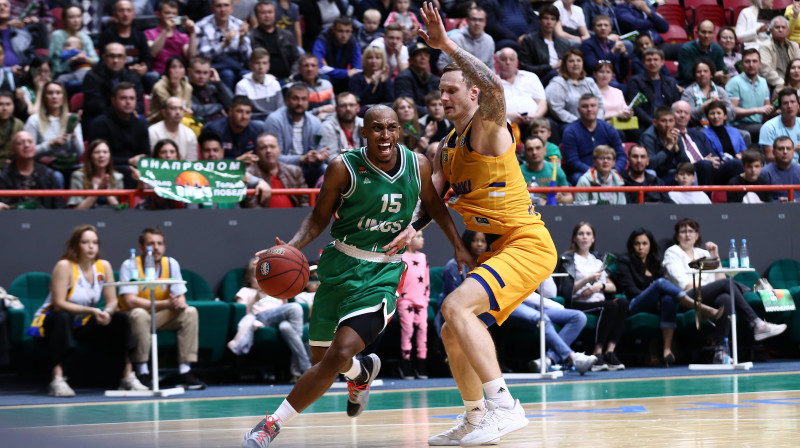 Jānis Timma (Khimki) aizsardzībā pret Džamāru Smitu (UNICS). Foto: VTB līga