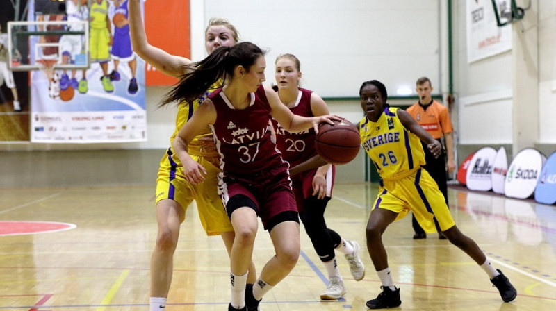 Paula Kļeščova un Laura Meldere. Foto: Siim Semiskar, basket.ee