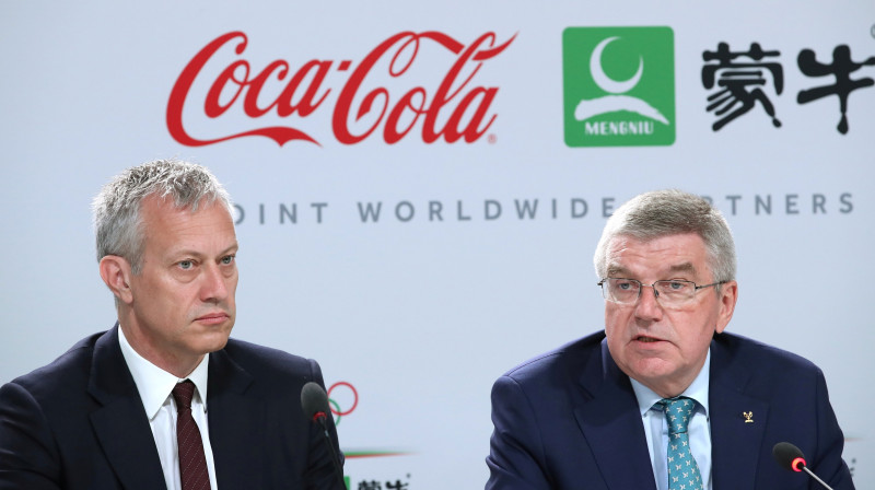 Uzņēmuma "Coca Cola" prezidents Džeimss Kvinsijs un Starptautiskās Olimpiskās komitejas (SOK) prezidents Tomass Bahs. Foto: Reuters/Scanpix