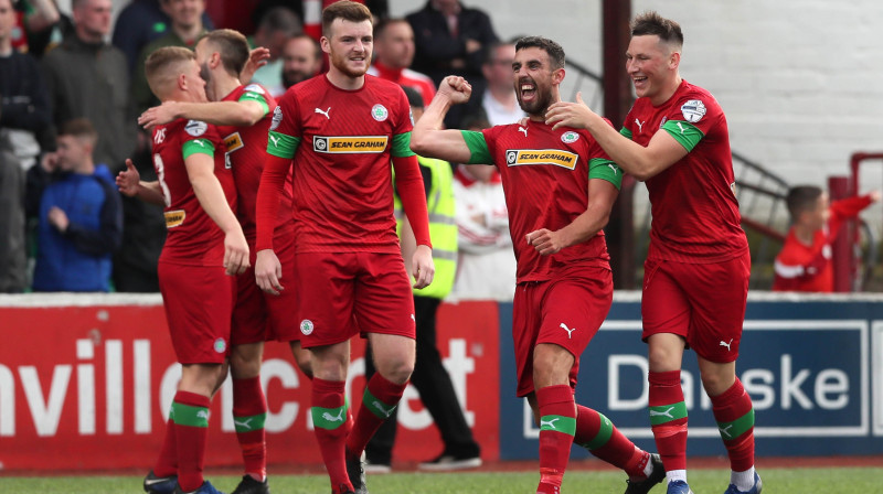 Ziemeļīrijas kluba "Cliftonville" spēlētāji svin vārtu guvumu. Foto: PA Wire/PA Images/Scanpix