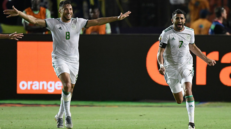 Alžīrijas futbola izlases uzbrucējs Rijāds Mahrezs (pa labi) svin uzvaras vārtu guvumu. Foto: Javier Soriano/AFP/Scanpix