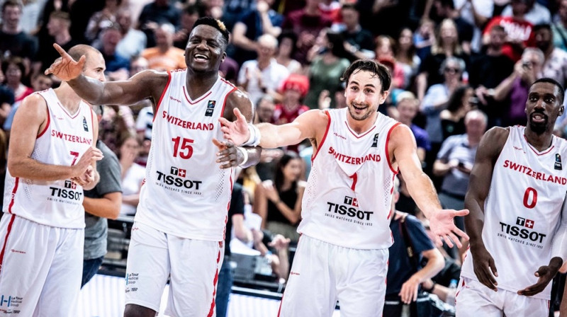 Hjūstonas "Rockets" basketbolists Klints Kapela (Nr. 15) un Šveices izlase svin panākumu pār Portugāli. Foto: FIBA