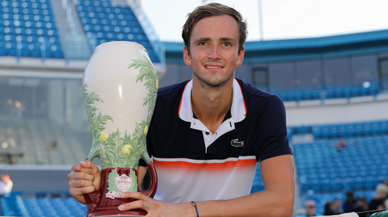 Daniils Medvedevs ar Sinsinati turnīra trofeju. Foto: Zuma Press/Scanpix