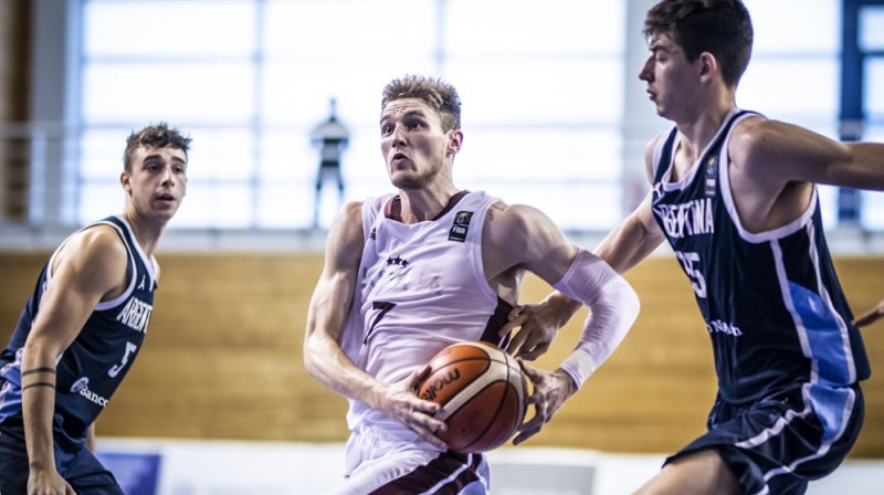 Artūrs Kurucs pret Argentīnas U19 izlasi. Foto: FIBA