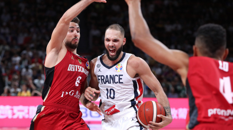 Evans Furnjē uzbrūk grozam spēlē pret Vāciju. Foto: FIBA