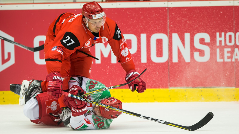 Oskars Cibuļskis cīņā par ripu. Foto: Stanislav Souček/mountfieldhk.cz