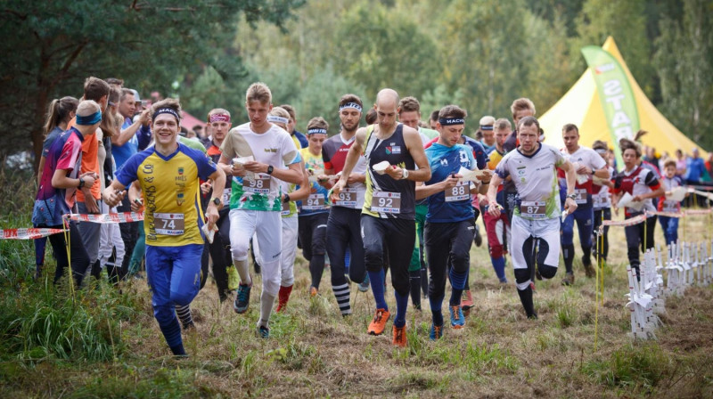 Vīru stafetes starts. Foto: Latvijas Orientēšanās federācija