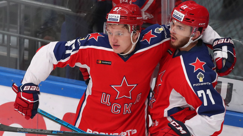 Maskavas CSKA spēlētājs Kirils Kaprizovs (pa kreisi) svin vārtu guvumu. Foto: Sergei Savostyanov/TASS/Scanpix