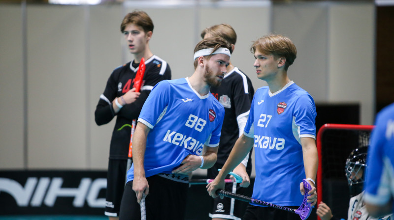 "Ķekavas" florbolisti Artūrs Narogs (#88) un Renāts Degins (#27). Foto: Ritvars Raits, floorball.lv