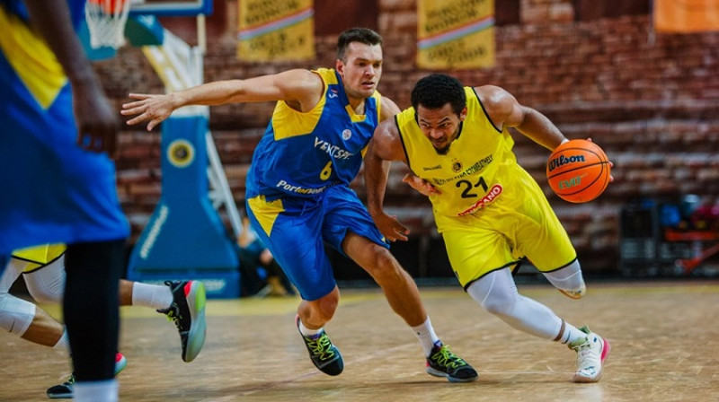 Mārcis Vītols cīņā ar Kvintonu Hūkeru. Foto: FIBA