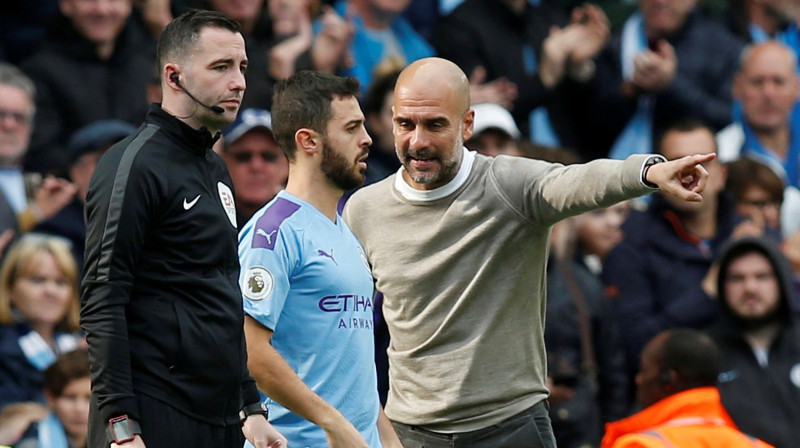 "Manchester City" galvenais treneris Peps Gvardiola (no labās) pārrunā stratēģiju ar Bernardu Silvu. Foto: Reuters/Scanpix