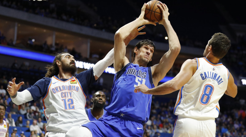 Dalasas "Mavericks" centrs Bobans Marjanovičs savāc atlēkušo bumbu spēlē pret Oklahomasitijas "Thunder". Foto: USA TODAY Sports/Scanpix