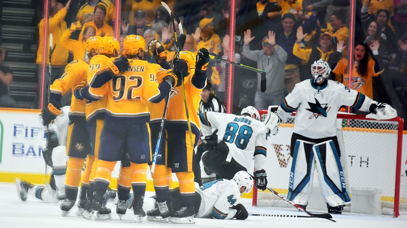 Nešvilas "Predators" hokejisti priecājas par vārtu guvumu spēlē pret Sanhosē "Sharks". Foto: USA TODAY Sports/Scanpix