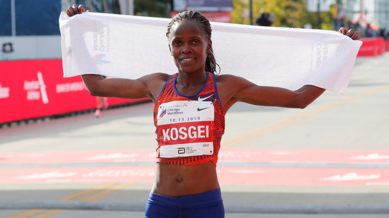 Brigida Kosgei pēc pasaules rekorda pārspēšanas. Foto: Reuters/Scanpix