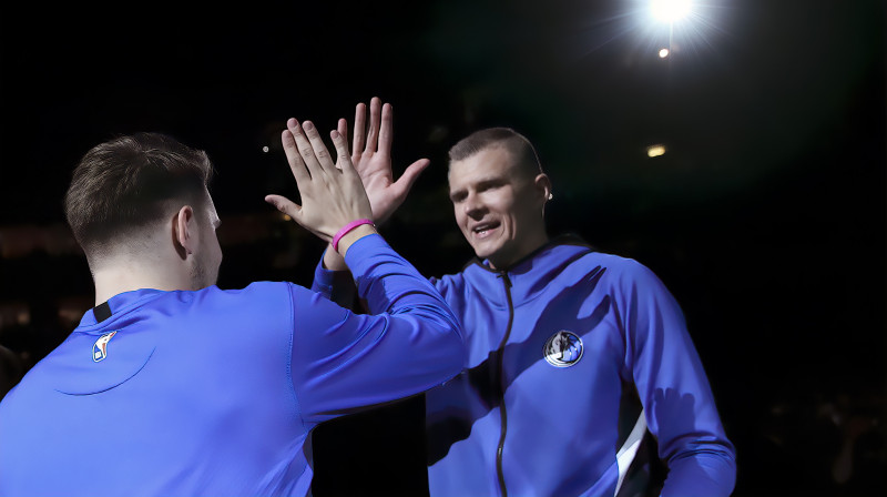 Kristaps Porziņģis un Luka Dončičs pirms spēles. Foto: USA Today Sports/Scanpix