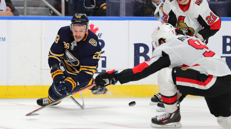 Zemgus Girgensons spēlē pret Otavas "Senators". Foto: USA Today Sports/Scanpix