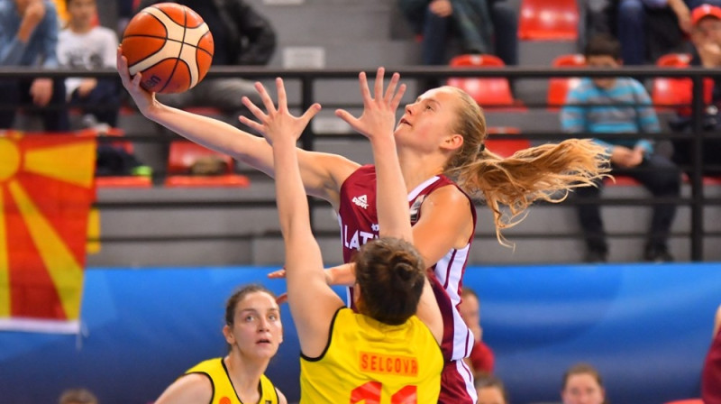 Kate Krēsliņa uzbrūk grozam Ziemeļmaķedonijā. Foto: FIBA