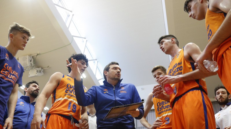 Freds Pauls Bagataskis (pa labi no trenera). Foto: Valencia Basket Club