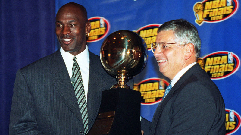 Deivids Stērns 1996. gadā pasniedz Maiklam Džordanam NBA čempiona trofeju. Foto: AP/Scanpix