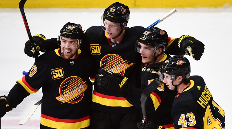 Vankūveras "Canucks" hokejisti retro formastērpos. Foto: USA Today Sports/Scanpix