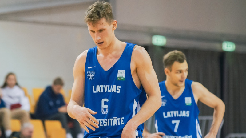 "Latvijas Universitātes" basketbolisti Artis Arnītis (Nr. 6) un Renārs Birkāns (Nr. 7). Foto: LU Basketbols