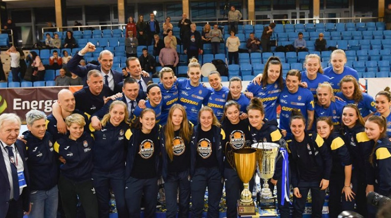 Gundars Vētra un "Arka Gdynia" basketbolistes. Foto: Basket Arka Gdynia