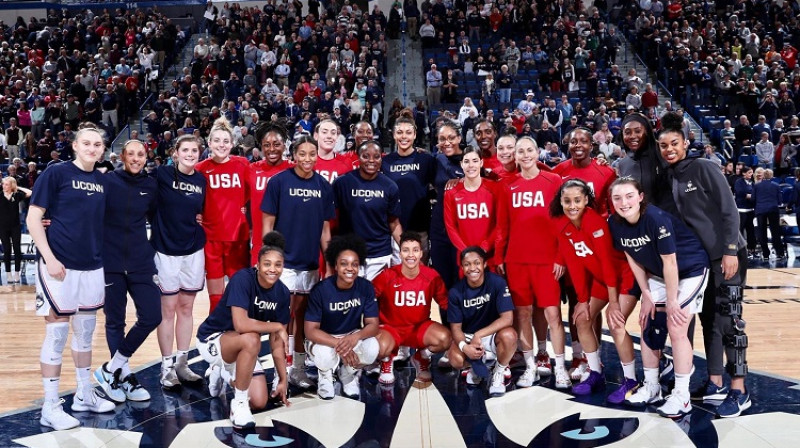 ASV izlase un "UConn" basketbolistes 2020. gada 27. janvārī "XL Center" zālē Hartfordā. Foto: UConn