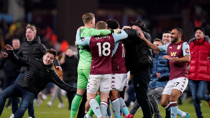 Birmingemas "Aston Villa" futbolisti līdzjutēju ielenkumā. Foto: Andrew Yates/Reuters/Scanpix