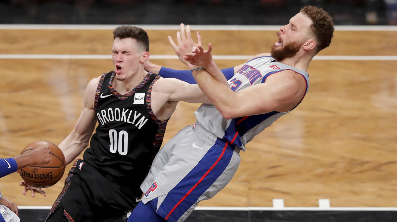 Rodions Kurucs pret Bleiku Grifinu, kuram savainojuma dēļ sezona beigusies. Foto: AP/Scanpix