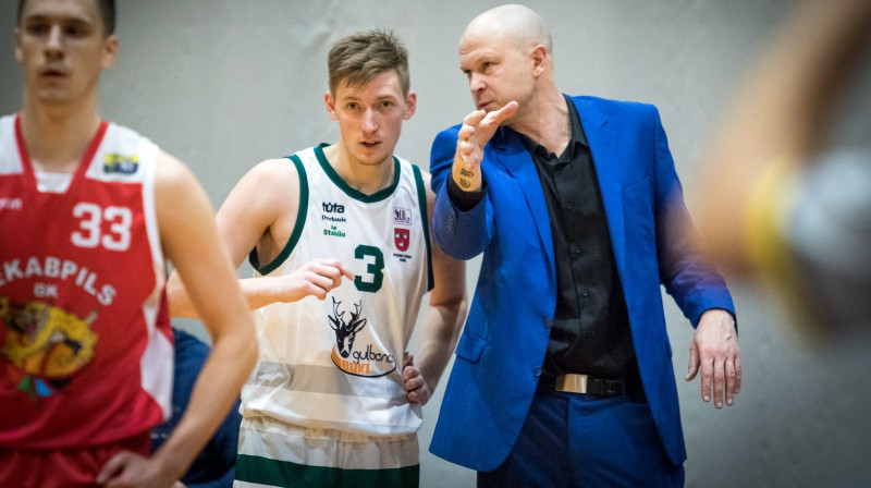 "Gulbenes Buku" galvenais treneris Artūrs Brūniņš sniedz padomu Ervīnam Ivanovam. Foto: basket.lv