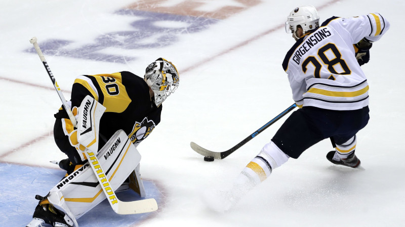 Zemgus Girgensons pret Pitsburgas "Penguins". Foto: AP/Scanpix