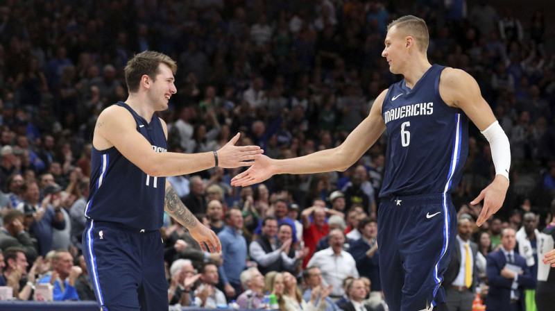 Luka Dončičs un Kristaps Porziņģis. Foto: AP/Scanpix