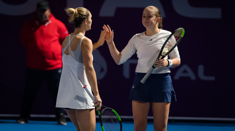 Gabriela Dabrovski un Aļona Ostapenko. Foto: Zuma Press/Scanpix