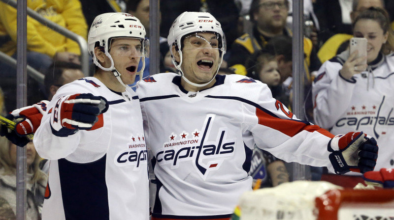 Vašingtonas "Capitals" hokejisti Niks Douds (no kreisās) un Gārnets Hetavejs svin vārtu guvumu. Foto: Charles LeClaire/USA Today Sports/Scanpix