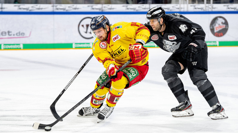 Rihards Bukarts ar ripu spēlē ar Nirnbergu. Foto: imago images/Zink/Scanpix