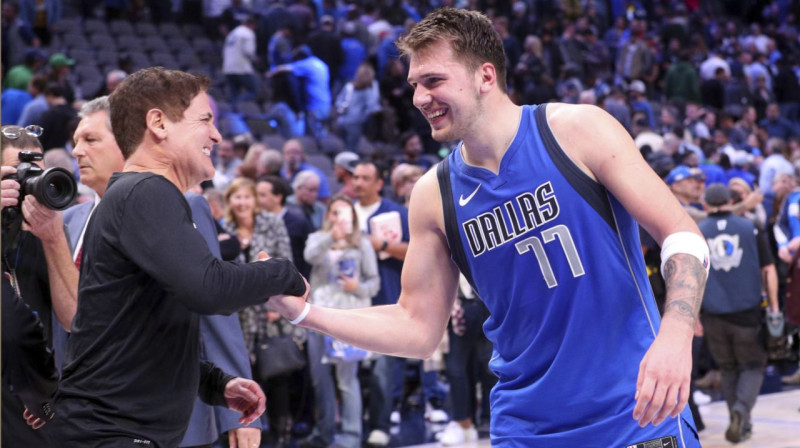 Marks Kjūbans un Luka Dončičs. Foto: AP / Scanpix