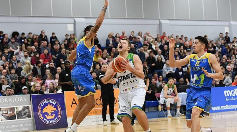 Ingus Bankevics (centrā) noslēdz uzbrukumu. Foto: manchestergiants.com