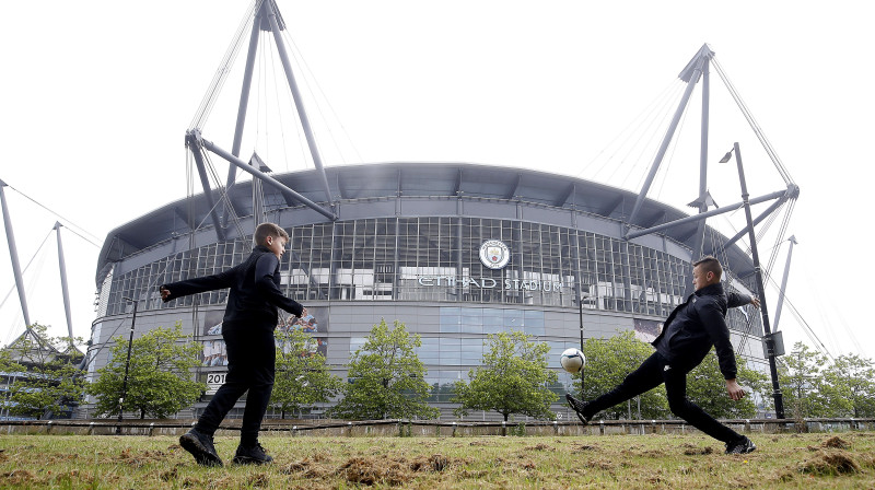 Anglijā futbolu pie stadiona šovakar nomainīs futbols stadionā. Foto: PA Pictures/Scanpix