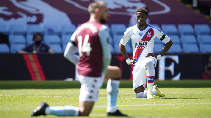 Vilfrīds Zahā (baltajā kreklā) pirms spēles ar "Aston Villa". Foto: Tim Keeton/AFP/Scanpix