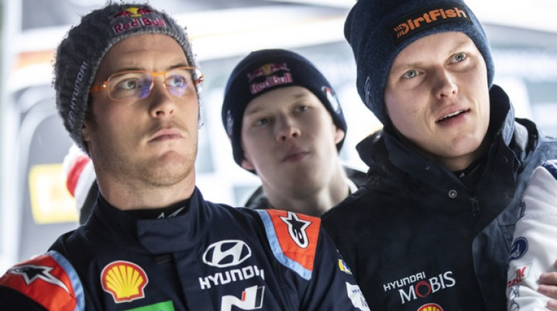 Komandas biedri Tjerī Noivils un Ots Tenaks. Foto: Hyundai Motorsport