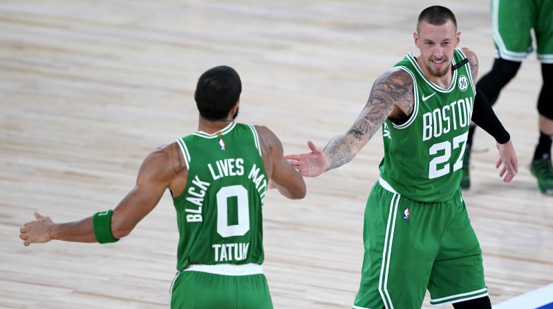 Bostonas "Celtics" basketbolisti Džeisons Teitums un Daniels Tīss. Foto: USA Today Sports/Scanpix